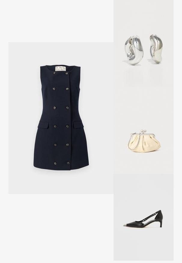 Robe bleu marine sans manches avec une silhouette ajustée, design croisé avec six boutons noirs et deux poches latérales. Texture unie.; Escarpin en cuir noir à petit talon en forme de kit avec embout pointu argenté et doubles sangles à boucle sur fond blanc.; Pochette en cuir beige plissé avec un cadre en métal argenté, dotée de deux fermoirs ronds décoratifs et d'une chaîne en argent.; Boucles d'oreilles sculpturales en argent avec des formes douces et courbes et des surfaces réfléchissantes. Présentent un design de boucle fermée et une forme organique distincte.
