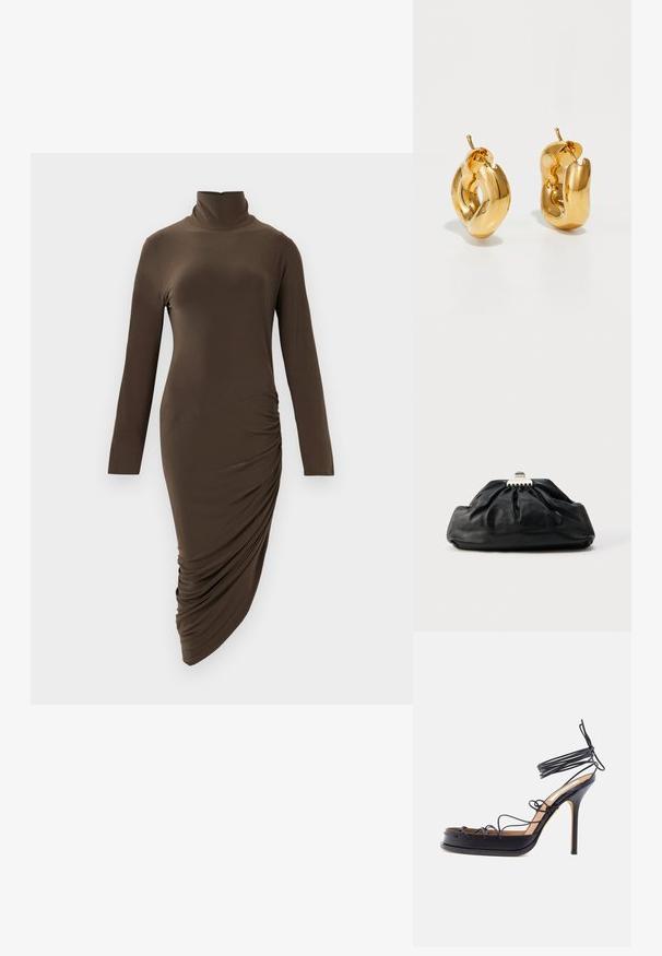 Langærmet turtleneck kjole i mørkebrun, lavet af glat stof, med sidelæggedetaljer og en asymmetrisk kant.; Sort højt hælede sandal med tynde læderremme, der vikles omkring foden og anklen, med en spids stilethælhæl.; Sort læderclutch med en samlet tekstur, metal lukning og diskret præget logo på forsiden. Rundet form.; Chunky guld hoop øreringe med et let snoet, rørformet design og postsystem bagpå, på en hvid baggrund.