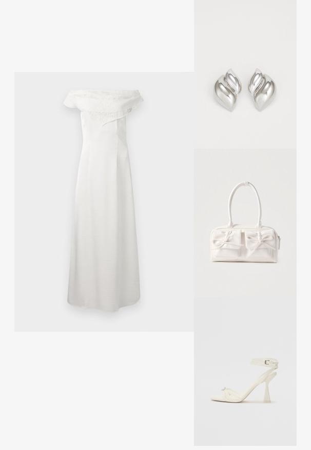 Longue robe blanche bustier avec un détail volant en dentelle sur le haut, tissu lisse et fluide, silhouette droite.; Sandale à talons hauts à brides en cuir blanc avec un design épuré, un talon bloc transparent et un élément décoratif au niveau des orteils.; Sac à main synthétique blanc avec deux poches avant, chacune ornée d'un nœud noué. Texture lisse, anses arrondies et fermeture zippée.; Boucles d'oreilles en argent avec une forme organique et abstraite. Surface lisse et brillante avec un design effilé. Présente des courbes subtiles et un détail central en ligne.