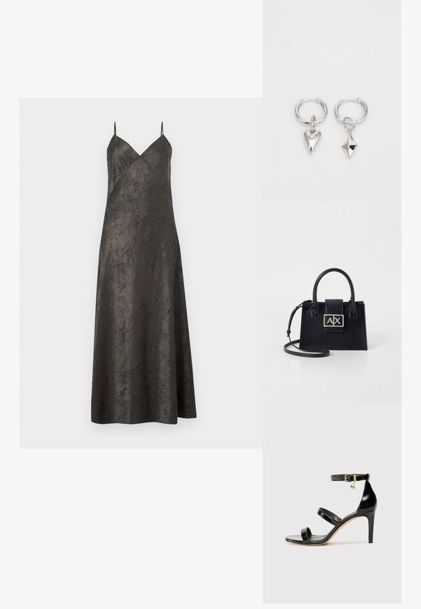 Robe maxi en satin noir froissé avec des fines bretelles spaghetti et un décolleté en V avec des panneaux avant superposés.; Sandale en cuir verni noir avec trois brides, boucle de cheville et talon aiguille de 10 cm. Présente un détail en métal doré et un charm logo.; Sac à main en cuir noir avec un design structuré, des poignées supérieures et une bandoulière amovible. Présente une plaque logo en ton argent et une texture lisse.; Boucles d'oreilles en argent en forme de créoles, ornées d'un cœur et d'un pendentif en forme de diamant. Texture lisse avec une finition polie.
