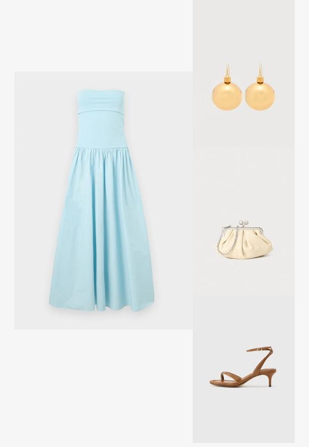 Robe maxi bleu clair sans bretelles avec taille froncée et jupe ample et fluide sur un fond neutre.; Sandale en cuir marron avec lanières, talon bas en forme de petit escarpin et bride à la cheville avec une petite boucle, vue de côté sur un fond uni.; Pochette en cuir beige plissé avec un cadre en métal argenté, dotée de deux fermoirs ronds décoratifs et d'une chaîne en argent.; Paire de boucles d'oreilles boule de Noël dorées brillantes avec fermoirs à crochet sur fond blanc uni.