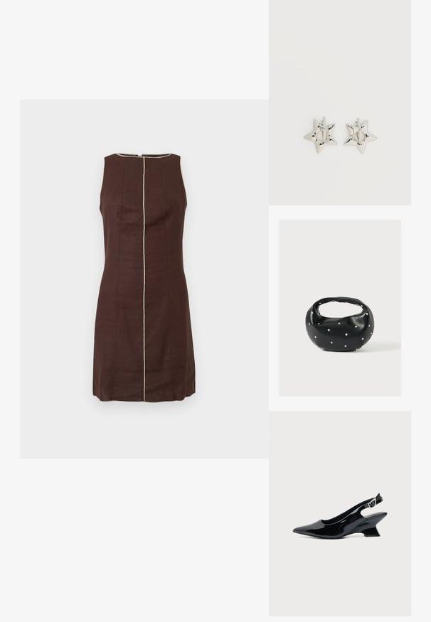 Robe marron foncé sans manches avec des détails de couture verticale beige au centre et autour de l'encolure ronde.; Chaussure slingback en cuir verni noir avec bout pointu et petit talon bloc incliné sur fond clair uni.; Sac à main en cuir noir de forme arrondie, décoré de clous argentés et équipé d'une poignée courte. Texture lisse et fermeture éclair.; Boucles d’oreilles créoles en forme d’étoile argentée avec une finition lisse et polie sur un fond blanc uni.