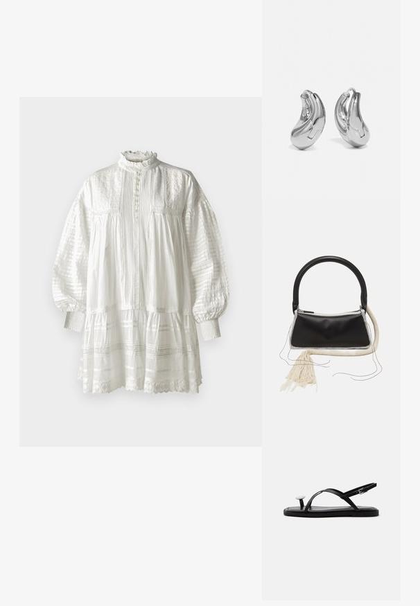 Vanessa Bruno DIANE - Robe de jour - blanc; Sandale plate noire avec fines brides croisées, boucle à la cheville et une grande décoration ronde blanche de style perle sur la lanière entre les orteils.; Sac en cuir noir avec une poignée arrondie, fermeture éclair en argent, bordure en fourrure blanche et un long gland crème attaché à l'avant.; Boucles d'oreilles en argent en forme de créoles avec une finition incurvée et brillante, et un design sans couture. Équipées d'une fermeture à charnière pour un port sécurisé.