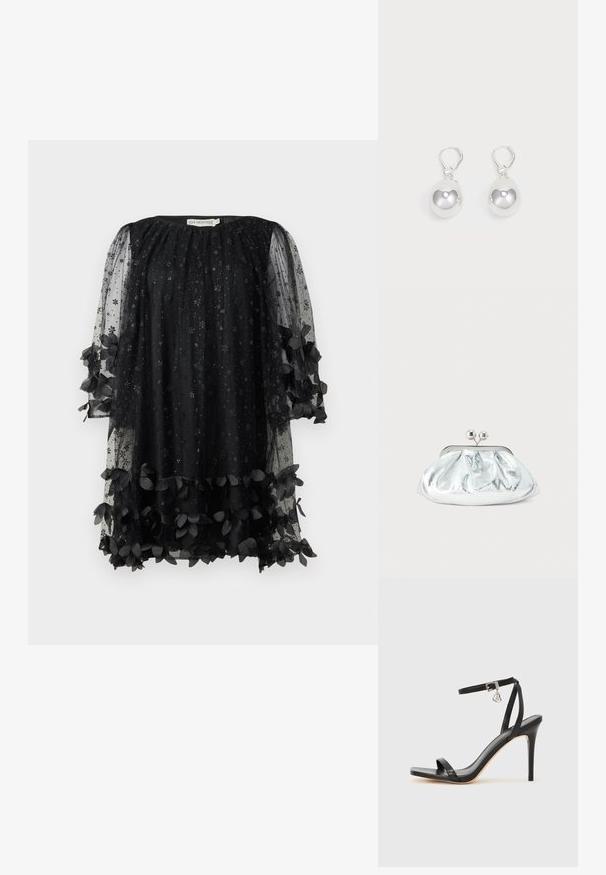 Robe noire avec des manches transparentes à motifs étoilés et des accents de tissu fleuri à l'ourlet et aux poignets. Encolure ronde, coupe décontractée.; Sandale à talon haut noire avec une bride étroite à la cheville, bout carré, cuir lisse et accent de boucle métallique.; Petit sac pochette métallique argenté avec un design arrondi et froncé, fermeture à clip avec deux boules argentées.; Boucles d'oreilles en argent en forme de goutte avec des surfaces lisses, rondes et réfléchissantes, suspendues à des fermoirs à ressort. L'arrière-plan est blanc uni.