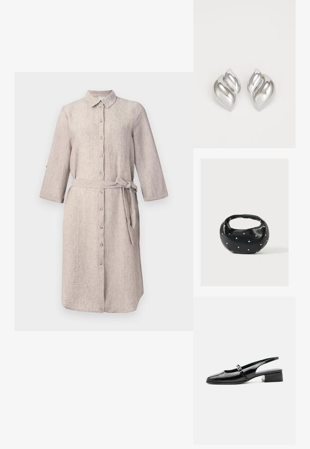 Hellbeige Leinenhemdkleid mit Kragen, langen Ärmeln, Knopfleiste und passendem Gürtel. Es hat eine einzelne Brusttasche.; Schwarzer Slingback-Schuh aus Lackleder mit niedrigem Blockabsatz und dünnem Riemen mit silberner Schnalle oben.; Schwarze Lederhandtasche mit abgerundeter Form, verziert mit silbernen Nietenakzenten und kurzem Griff. Glatte Struktur und Reißverschlussverschluss.; Silberne Ohrringe mit einer organischen, abstrakten Form. Glatte, glänzende Oberfläche mit einem konischen Design. Mit dezenten Kurven und einem zentralen Linienelement.