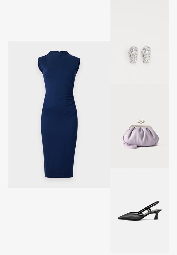 Navyblauwe mouwloze jurk gemaakt van rekbaar materiaal, met een getailleerd silhouet, hoge halslijn en ruches aan de zijkant.; Zwarte slingbackschoen met puntige neus, mesh bovenwerk, dunne bandjes, gouden gesp en lage gebogen hak op witte achtergrond.; Zachte lavendelkleurige clutch met geplooide stof, zilveren kiss-lock sluiting en bijpassend polsbandje op een effen lichte achtergrond.; Zilveren clip-on oorbellen met een spiraalontwerp, voorzien van een gladde metallic textuur en ronde vormen. Geen zichtbare versieringen of patronen.