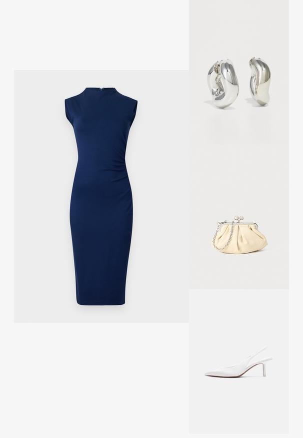 Mørkeblå ærmeløs kjole lavet af strækbart materiale, med en tætsiddende silhuet, høj hals og detaljer med side-ruche.; Hvid læder slingback damesko med spids tå, lav kittenhæl og lille dekorativ sløjfe på toppen, vist i sideprofil.; Plisseret beige læderclutch med en sølvmetalramme, der har to runde dekorative låse og en sølvkædetrasporte.; Sølvskulpturelle øreringe med glatte, buede former og reflekterende overflader. Har et lukket hoop-design og en markant organisk form.
