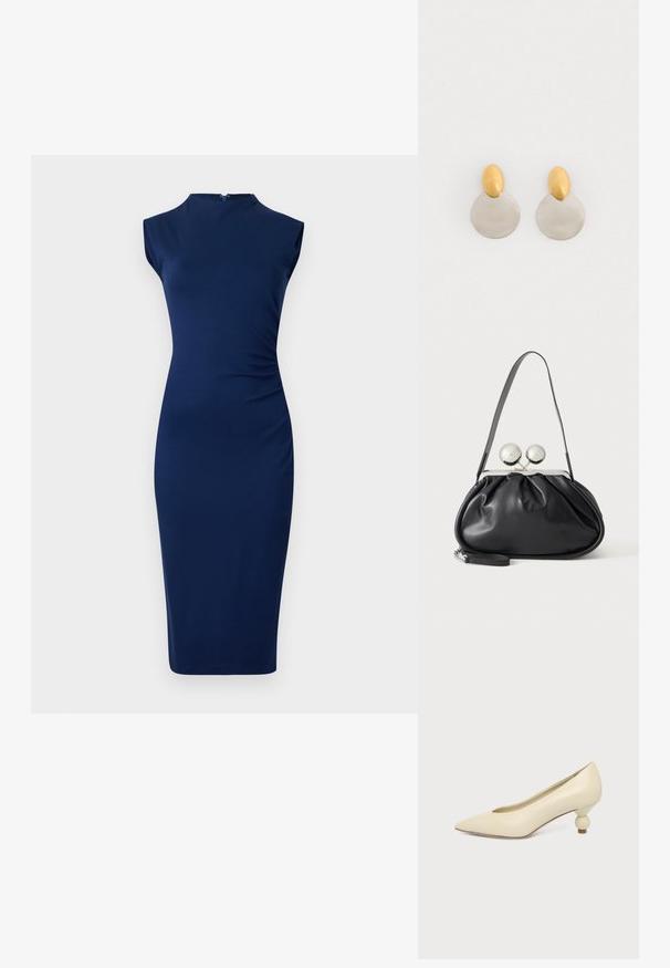 Navyfarbendes, ärmelloses Kleid aus dehnbarem Material mit taillierter Silhouette, hohem Ausschnitt und seitlichen Raffungselementen.; Damenpumps in cremefarben mit spitz zulaufender Schuhspitze und niedrigem, kugelförmigem Absatz vor einfarbigem Hintergrund.; Schwarze Ledertasche mit gerafftem Design, einem einzelnen Riemen, silbernem Metallrahmen und zwei großen runden silbernen Verschlüssen.; Ohrringe aus Gold und Silber mit einer runden Diskusbasis und einem ovalen Oberteil, glatte Textur und polierte Oberfläche.