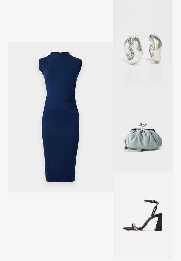 Navyfarbendes, ärmelloses Kleid aus dehnbarem Material mit taillierter Silhouette, hohem Ausschnitt und seitlichen Raffungselementen.; Schwarze High-Heel-Sandale mit Knöchelriemen und funkelndem Strassriemen am Zehenbereich auf weißem Hintergrund.; Kleine hellblaue Leder-Münztasche mit silbernem Metall-Kissenschloss und kurzem Handgelenksriemen vor einfarbigem Hintergrund.; Silberne skulpturale Ohrringe mit glatten, geschwungenen Formen und reflektierenden Oberflächen. Sie verfügen über ein geschlossenes Ringdesign und eine ausgeprägte organische Form.