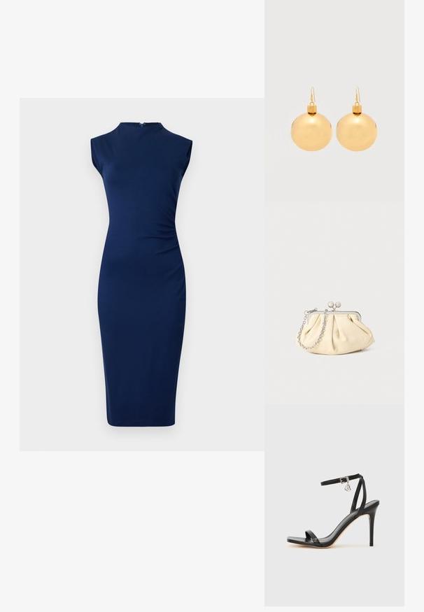 Navyblauwe mouwloze jurk gemaakt van rekbaar materiaal, met een getailleerd silhouet, hoge halslijn en ruches aan de zijkant.; Zwarte sandaal met hoge hak, smalle enkelband, vierkante neus, soepel leermateriaal en metalen gespsluiting.; Geplooide beige leren clutch met een zilveren metalen frame, voorzien van twee ronde decoratieve sluitingen en een zilveren kettingriem.; Een paar glanzende gouden kerstbal-oorbellen met haaksluitingen op een effen witte achtergrond.