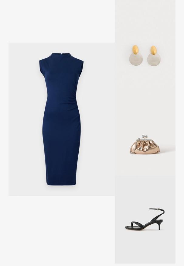 Navyfarbendes, ärmelloses Kleid aus dehnbarem Material mit taillierter Silhouette, hohem Ausschnitt und seitlichen Raffungselementen.; Schwarze Ledersandale für Damen mit dünnen Riemchen, einer Zehenlasche, einer Knöchelschnalle und einem mittelhohen Stöckelabsatz vor neutralem Hintergrund.; Kleine goldene Metallic-Clutch mit silbernem Verschluss und Kettengurt auf einfachem hellem Hintergrund.; Ohrringe aus Gold und Silber mit einer runden Diskusbasis und einem ovalen Oberteil, glatte Textur und polierte Oberfläche.