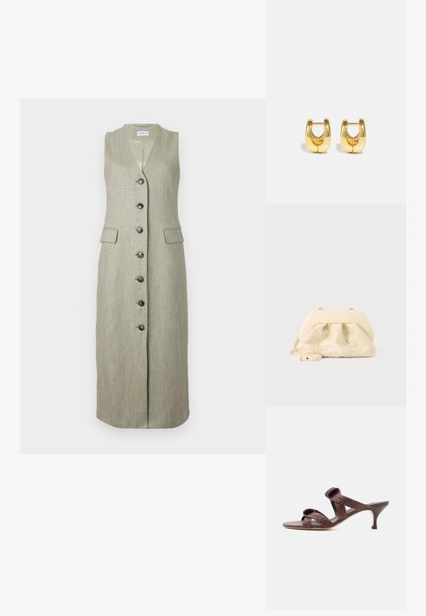 Robe longue sans manches, verte, avec une texture subtile, décolleté en V, fermeture à boutons sur le devant et deux poches avant. Des boutons noirs contrastent avec le tissu.; Sandale mule en cuir tressé marron avec deux brides et un petit talon bas sur fond blanc uni.; Sac à main en tissu crème avec broderie florale, cadre supérieur arrondi et doux, et bandoulière réglable posé devant sur un fond gris clair.; Boucles d'oreilles en or avec un design élégant et arrondi. Présentent un centre creux et une surface brillante, complétant les styles modernes.