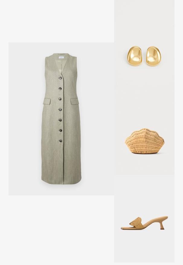 Robe longue sans manches, verte, avec une texture subtile, décolleté en V, fermeture à boutons sur le devant et deux poches avant. Des boutons noirs contrastent avec le tissu.; Mule beige à bout ouvert avec un petit talon aiguille bas et une lanière décorative circulaire tissée sur le devant.; Sac à main en rotin tissé en forme de coquille Saint-Jacques de couleur brun clair naturel avec des bords arrondis et texturés.; Boucles d'oreilles en forme de clou de couleur or, avec une forme lisse et arrondie et une surface réfléchissante, mettant en avant un design minimaliste sans motifs visibles.