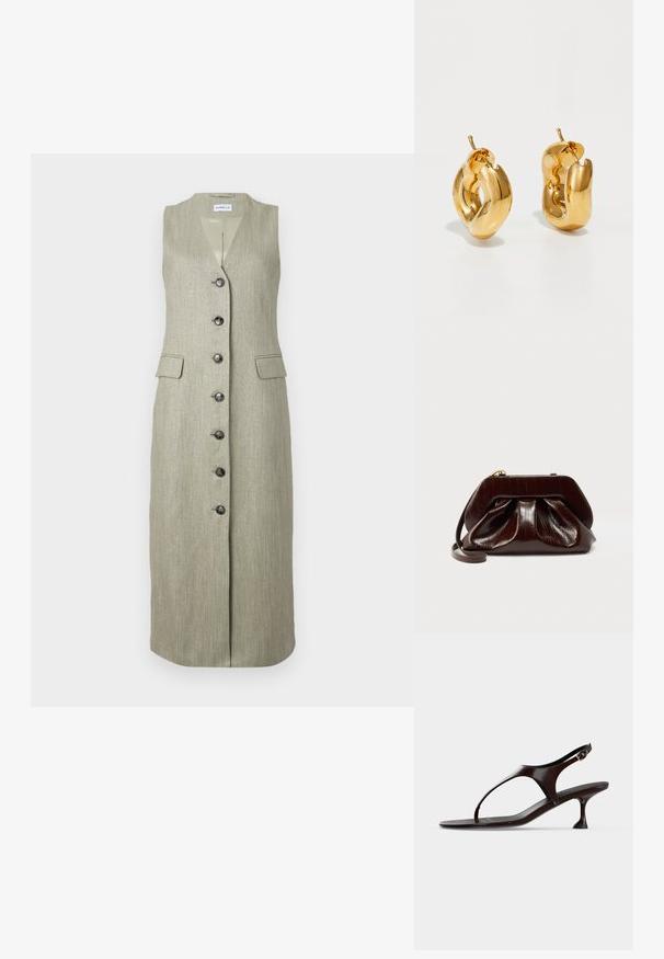 Robe longue sans manches, verte, avec une texture subtile, décolleté en V, fermeture à boutons sur le devant et deux poches avant. Des boutons noirs contrastent avec le tissu.; Sandale slingback en cuir verni marron foncé avec petit talon et bride entre les orteils sur fond blanc.; Pochette en cuir brillant marron foncé avec un design plissé et une fine lanière pour poignet sur fond blanc.; Boucles d'oreilles créoles en or massif avec un design tubulaire légèrement tordu et des fermoirs à tige sur un fond blanc.