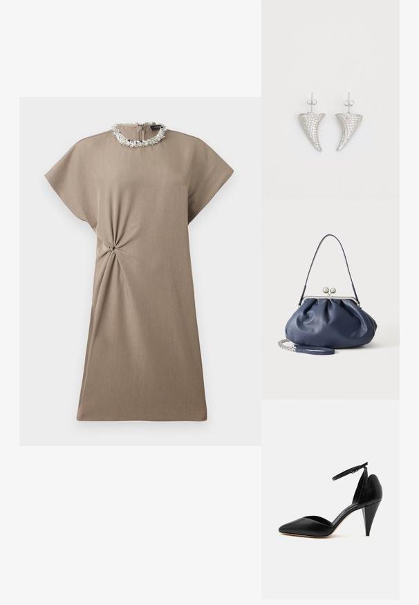 Vestido taupe hasta la rodilla con mangas cortas, detalle de nudo lateral y escote redondo adornado con lentejuelas plateadas.; Zapato negro de tacón alto con punta puntiaguda, correa en el tobillo y tacón cónico sobre fondo blanco.; Bolso de mano de cuero azul marino suave con cierre de broche plateado, una correa de hombro y correa de cadena desmontable para la muñeca sobre fondo blanco.; Pendientes en forma de cuerno plateado, engastados con pequeñas piedras transparentes, que cuentan con un cierre trasero para su sujeción. Textura suave y acabado metálico.