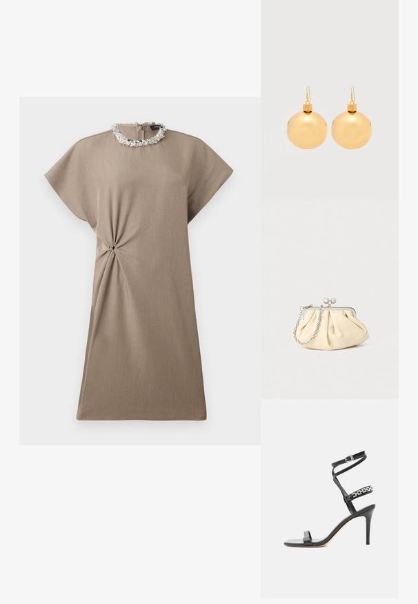 Robe taupe longueur genou avec manches courtes, détail nœud latéral et encolure ronde ornée de sequins argentés.; Sandale noire à talon haut avec fine bride à la cheville, bride médiane décorée de maillons de chaîne argentés, et design à bout ouvert.; Pochette en cuir beige plissé avec un cadre en métal argenté, dotée de deux fermoirs ronds décoratifs et d'une chaîne en argent.; Paire de boucles d'oreilles boule de Noël dorées brillantes avec fermoirs à crochet sur fond blanc uni.