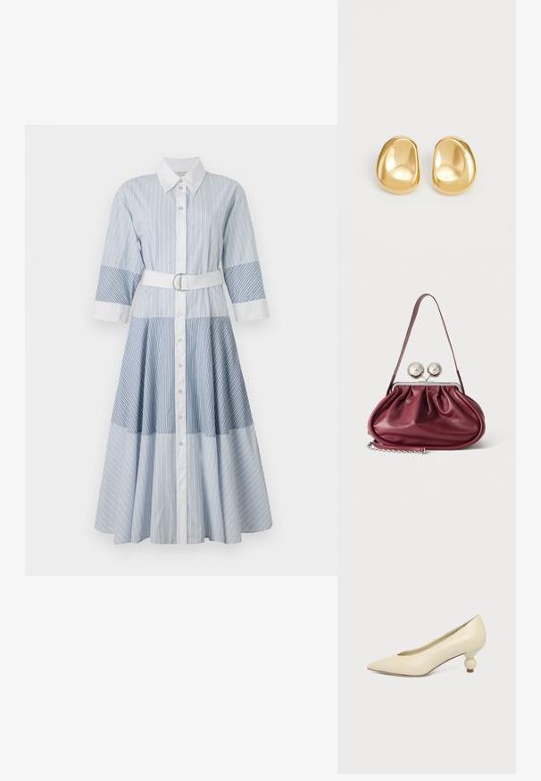 Gestreiftes blaues Hemdkleid mit langen Ärmeln, Knopfleiste und tailliertem Gürtel. Merkmale sind abwechselnde hellblaue und dunkelblaue Streifenmuster.; Damenpumps in cremefarben mit spitz zulaufender Schuhspitze und niedrigem, kugelförmigem Absatz vor einfarbigem Hintergrund.; Kleine burgunderrote Lederhandtasche mit gerafften Details, einem dünnen Riemen und einem silbernen Verschluss mit zwei großen runden Knöpfen.; Goldfarbene Ohrstecker mit einer glatten, runden Form und einer reflektierenden Oberfläche, die ein minimalistisches Design ohne sichtbare Muster zeigen.