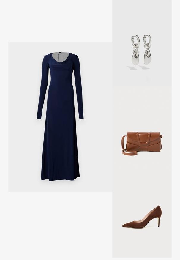 Robe longue bleu marine en tissu doux. Elle présente un décolleté drapé, des manches longues et un corsage ajusté qui s'évase à l'ourlet.; Chaussure à talon haut en daim marron à bout pointu avec un talon aiguille fin sur fond blanc.; Sac à main en cuir marron au design élégant, avec un rabat structuré, un fermoir marqué et une bandoulière réglable pour plus de polyvalence.; Boucles d'oreilles en argent avec des maillons ovales allongés, présentant une finition polie et un pendentif tombant texturé. Design simple avec des bords lisses.