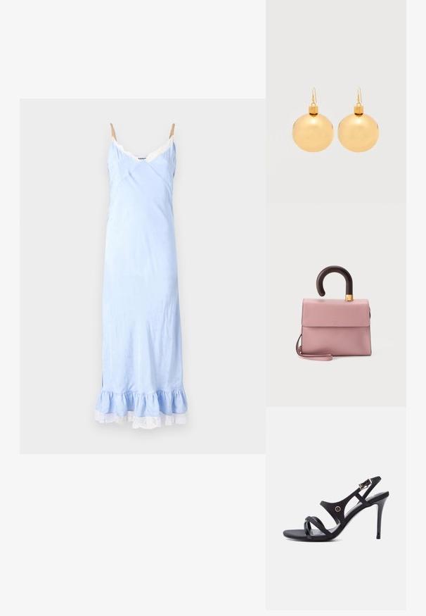Robe nuisette bleu clair avec finition en dentelle, bretelles spaghetti et ourlet froncé. Tissu lisse avec un motif subtil tout au long.; Sandale noire à talon haut avec fines lanières, une boucle à la cheville et un talon aiguille élégant sur fond blanc.; Sac à main rose clair avec une poignée en bois courbée foncée et une bandoulière rose assortie, placé sur un fond clair uni.; Paire de boucles d'oreilles boule de Noël dorées brillantes avec fermoirs à crochet sur fond blanc uni.