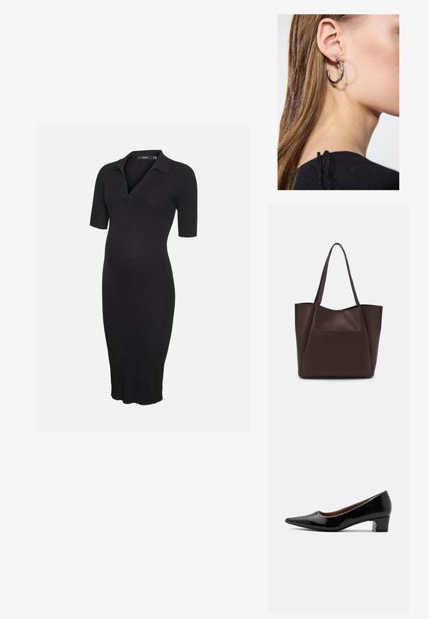 Robe de maternité en maille côtelée noire avec manches courtes et col, avec un col en V et un ourlet à hauteur du genou.; Escarpin à talon bas en cuir verni noir, bout pointu et talon bloc courbé, présenté de profil sur un fond clair uni.; Sac fourre-tout brun en matériau lisse, avec une grande poche avant, deux poignées et un design structuré simplifié.; Boucle d'oreille en argent avec une finition polie, présentant de petits détails en or et de forme ronde, portée sur le lobe.