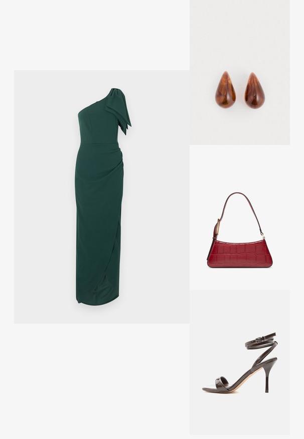 Robe longue vert foncé à une épaule avec un grand nœud décoratif sur l'épaule et une silhouette ajustée froncée.; Sandale à talon haut en cuir verni marron foncé avec une fine bride autour de la cheville et un bout ouvert sur fond blanc.; Petit sac à main rouge avec texture crocodile et une seule bandoulière avec une boucle dorée sur fond blanc.; Une paire de boucles d'oreilles en forme de goutte d'eau, brillantes et marron, avec de subtils motifs plus foncés, sur un fond blanc.