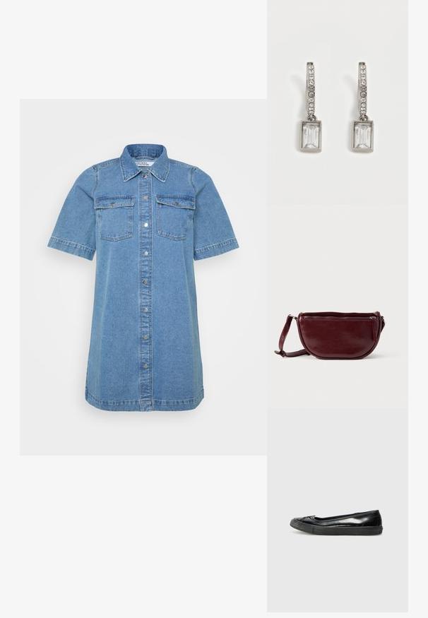 Denim skjortekjole i lyseblå, med krave, korte ærmer, to brystlommer og knaplukning foran. Glat tekstur.; Converse CHUCK TAYLOR ALL STAR DAINTY - Sneakers - egret/black; Vinrød læderhåndtaske med halvmåneform, lynlås og aftagelig rem. Glat tekstur med en subtil glans.; Sølv øreringe med små runde krystaller og rektangulære klare stenvedhæng på hvid baggrund.