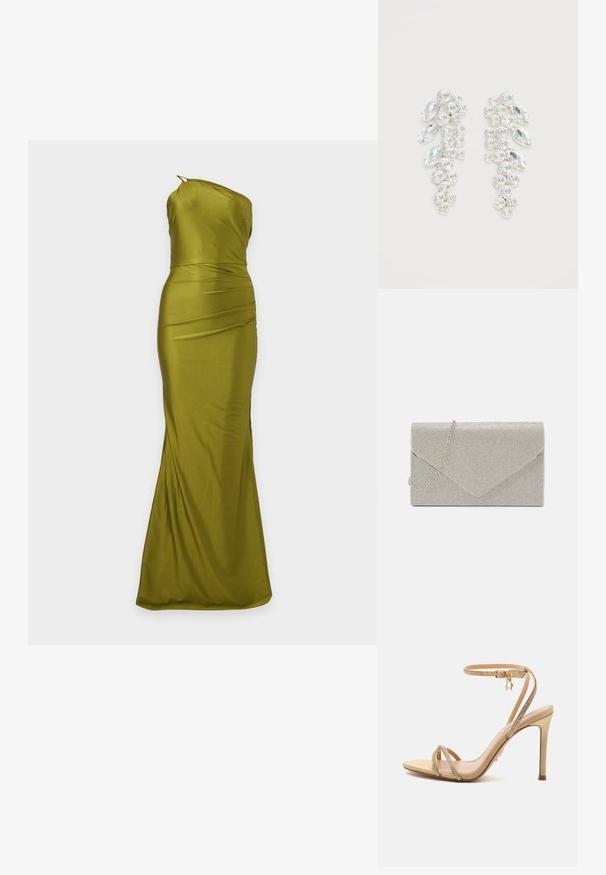 Longue robe en satin vert olive à encolure asymétrique, taille cintrée et subtil détail drapé, présentée sur un fond uni.; Sandale à talons hauts beige avec fines brides ornées de petits strass et une boucle dorée à la cheville sur un fond uni.; Pochette argent métallique au design d'enveloppe, ornée d'un motif texturé, avec une chaîne amovible.; Paire de boucles d’oreilles ton argent avec cristaux clairs taillés en grappes, en formes rondes et marquise sur fond blanc.