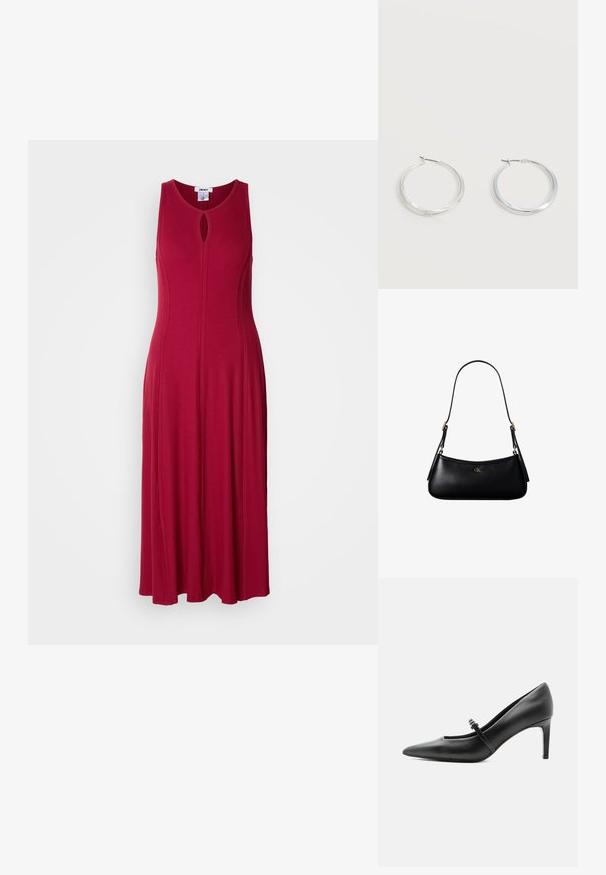 Robe longue sans manches en tissu côtelé, avec un décolleté en trou de serrure et une jupe fluide pour une coupe décontractée.; Escarpin noir en cuir à bout pointu avec une fine bride et une boucle sur le cou-de-pied, posé sur un fond clair neutre.; Mini sac à bandoulière en cuir noir avec une fine bandoulière et un petit logo CK doré au centre avant.; Boucles d’oreilles créoles en métal argenté avec une surface lisse légèrement incurvée et des fermoirs à clapet sur un fond blanc uni.