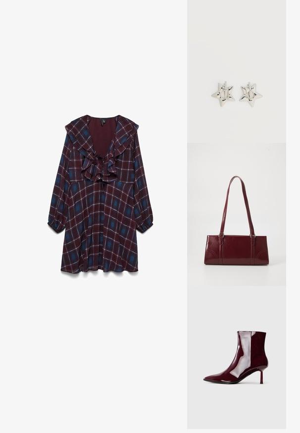 Jurk met lange mouwen in een bordeauxrood en blauw geruit patroon, met een ruches V-halskraag en geplooide manchetten.; Glanzende donkerrode enkellaars met pointed toe en dunne, middelhoge hak op een effen lichte achtergrond.; Bourgondische handtas van glanzend materiaal, rechthoekige vorm, met twee schouderbanden en subtiele gebogen accenten aan de voorkant.; Zilverkleurige stervormige oorringen met een gladde, gepolijste afwerking op een effen witte achtergrond.