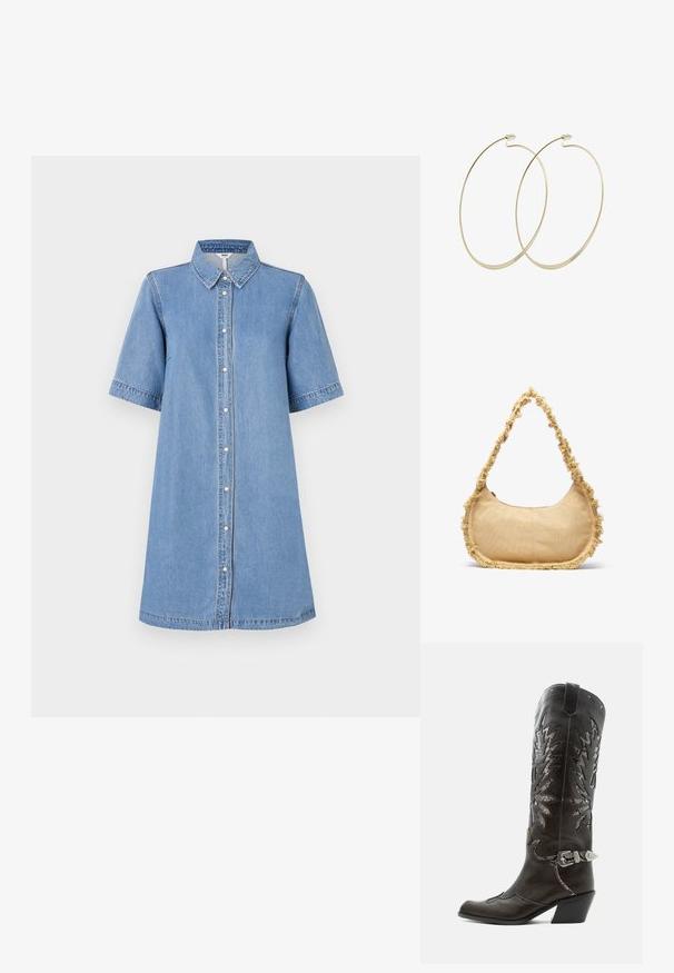 Denim skjortekjole, lyseblå, kortærmet, krave, knaplukning foran, knælang, syning detaljer på ærmerne, afslappet pasform.; Sort læder cowboystøvle med dekorative udskæringer, sølvspænde og skrå hæl, vist på hvid baggrund.; Struktureret beige taske med en rund form, frynset kant langs kanterne og en kort rem til at bære. Lynlåsåbning på toppen.; Pilgrim Øreringe - gold-coloured