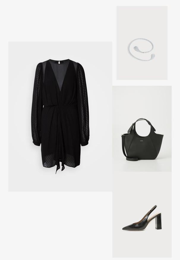 Sort kjole med dyb V-hals, teksturerede gennemsigtige lange ærmer og samlet talje. Har et bundet frontdetalje og et glat, flydende stof.; Sort læder peep-toe slingback sko med høj blokhæl og beige indvendig foring mod en ensfarvet lys baggrund.; Sort læderhåndtaske med en tekstureret overflade, buet design, dobbelte håndtag og en aftagelig rem. Har et mærkefornemmelse på fronten.; Fleksibelt sølvglitrende hårbånd med dråbeformede ender, vist på en lysegrå baggrund.
