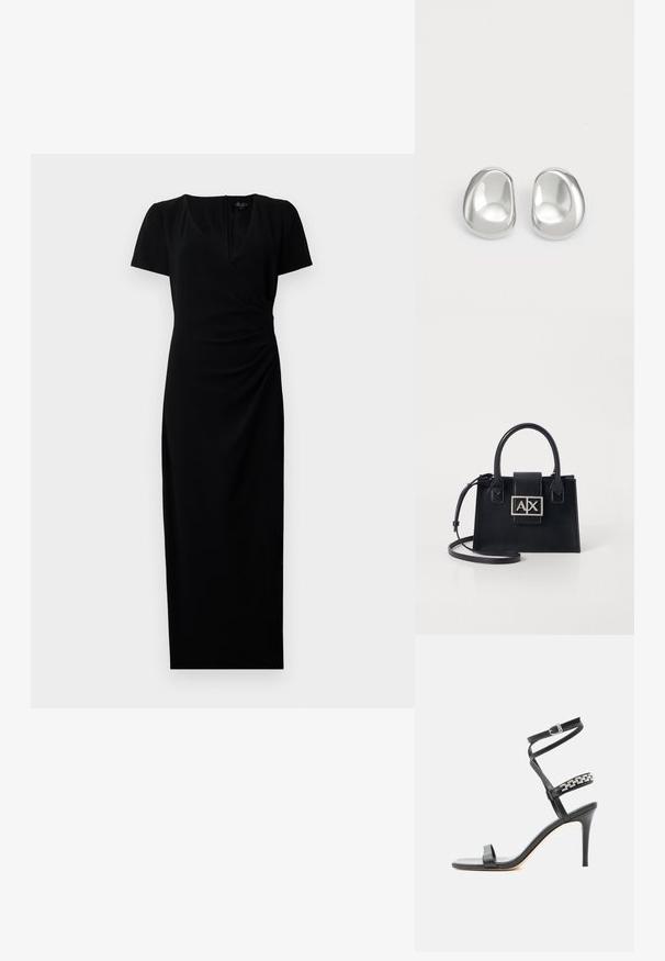 Robe noire mi-longue avec des manches courtes, décolleté en V et design à enroulement à l'avant. Tissu lisse avec des détails froncés sur le côté pour une silhouette flatteuse.; Sandale noire à talon haut avec fine bride à la cheville, bride médiane décorée de maillons de chaîne argentés, et design à bout ouvert.; Sac à main en cuir noir avec un design structuré, des poignées supérieures et une bandoulière amovible. Présente une plaque logo en ton argent et une texture lisse.; Clous d'oreilles en argent au design lisse et arrondi, présentant une surface réfléchissante et des courbes douces, offrant une apparence organique semblable à celle d'un galet.