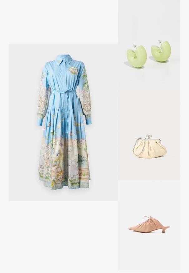 Robe bleu clair avec de longues manches imprimées présentant des illustrations colorées ; col, taille cintrée et jupe plissée.; Mule pour femme en cuir beige avec bout pointu, dessus froncé, lien de serrage et petit talon kitten, sur fond blanc.; Pochette en cuir beige plissé avec un cadre en métal argenté, dotée de deux fermoirs ronds décoratifs et d'une chaîne en argent.; Boucles d'oreilles en résine verte dans une forme abstraite et courbée avec une finition brillante. Le design présente une attache en clou pour un port facile.