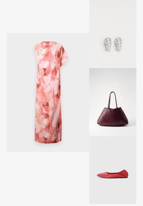 Vestido maxi floral en suaves tonos rosa y melocotón, con un patrón abstracto de acuarela, mangas cortas y una silueta relajada.; Filippa K REY FLATS - Bailarinas - bright red; DRAGON DIFFUSION SANTA CROCE BIG - Bolso de mano - bordo; Pendientes de clip plateados con un diseño en espiral, que presentan una textura metálica suave y formas redondeadas. Sin adornos ni patrones visibles.