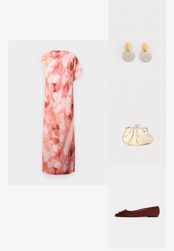 Vestido maxi floral en suaves tonos rosa y melocotón, con un patrón abstracto de acuarela, mangas cortas y una silueta relajada.; Zapato plano de ante marrón para mujer con punta puntiaguda y gran hebilla decorativa en la parte superior sobre un fondo liso.; Clutch de cuero beige plisado con un marco de metal plateado, que cuenta con dos broches decorativos redondos y una correa de cadena plateada.; Pendientes de metal dorado y plateado con base de disco redondo y pieza superior ovalada, textura suave y acabado pulido.