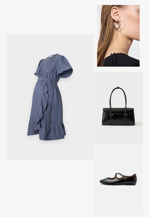 Blauwe wikkeljurk van gestructureerde stof met korte ruchesloven, een ceintuur op de taille en een uitlopende zoom met een ruchedetail.; Zwarte lakleren Mary Jane platte schoen met twee uitsparingen en een gouden gespbandje op een witte achtergrond.; Zwarte leren rechthoekige handtas met klep en twee lange handvatten tegen een effen witte achtergrond.; Zilveren oorbel met een gepolijste afwerking, met kleine gouden accentdetails en een ronde vorm, gedragen op de oorlel.