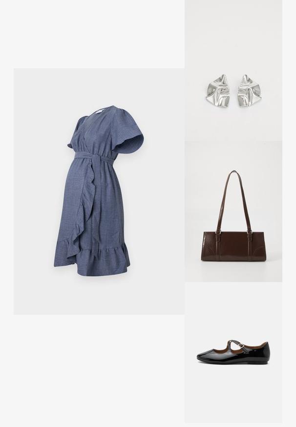 Blaues Wickelkleid aus strukturiertem Stoff mit kurzen Rüschensäumen, einem taillierten Bund und einem ausgestellten Saum mit Rüschendetail.; Schwarzer Mary Jane flacher Schuh aus Lackleder mit zwei Ausstanzungen und einem goldfarbenen Schnallenriemen auf weißem Hintergrund.; Braune Lackleder-Handtasche in rechteckiger Form, mit zwei langen Griffen und subtilen, geschwungenen Akzenten auf der Vorderseite.; Silberne Metallohrringe mit einem wellenförmigen, skulpturalen Design, das eine polierte Oberfläche und unregelmäßige Formen aufweist, die eine zeitgenössische Ästhetik betonen.
