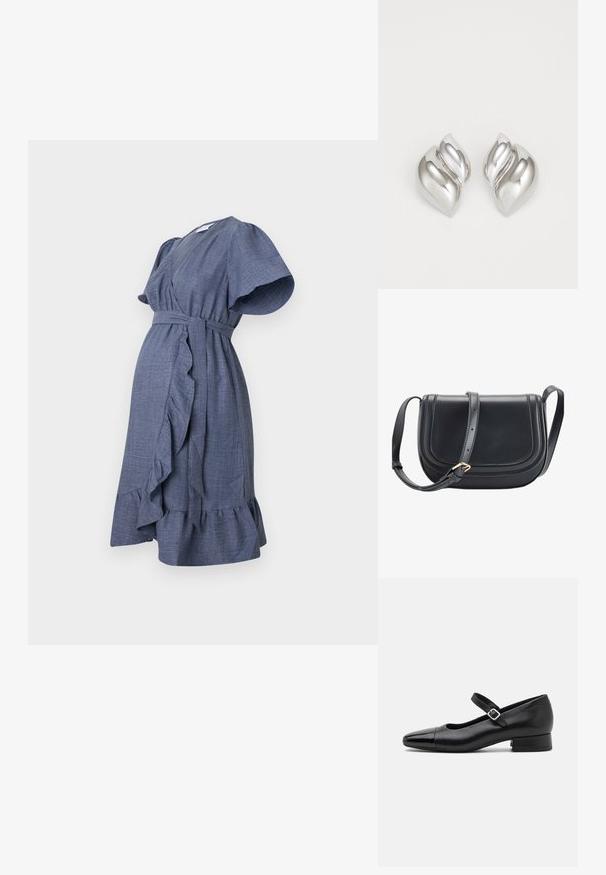 Blaues Wickelkleid aus strukturiertem Stoff mit kurzen Rüschensäumen, einem taillierten Bund und einem ausgestellten Saum mit Rüschendetail.; Schwarze Leder-Mary-Jane-Schuhe mit einer patentierten Zehenkappe, verstellbarem Knöchelriemen und niedrigem Blockabsatz. Glatte Textur und elegantes Design.; Schwarze Leder-Umhängetasche mit Klappverschluss und verstellbarem Riemen mit kleiner goldener Schnalle, schlichtes und glattes Design.; Silberne Ohrringe mit einer organischen, abstrakten Form. Glatte, glänzende Oberfläche mit einem konischen Design. Mit dezenten Kurven und einem zentralen Linienelement.