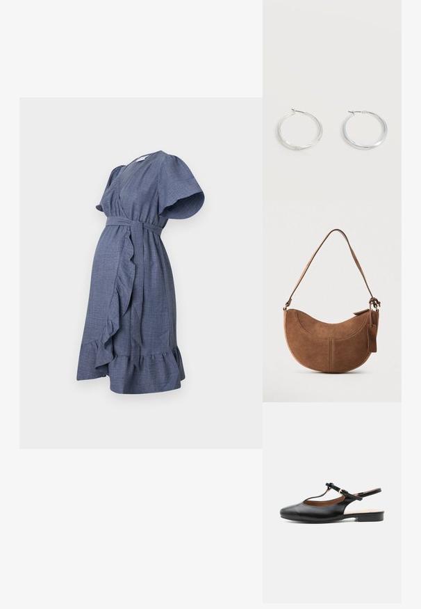Blå wrapkjole lavet af tekstureret stof med korte, voluminøse ærmer, en bæltet talje og en flagrende kant med ruffle-detalje.; Sort læder flad slingback-sko med T-rem og guldlås på neutral baggrund.; Brun ruskinds håndtaske med en buet, halvmåneformet silhuet. Har en skulderrem, et lille mærke og synlige sømme langs kanterne.; Sølvfarvede metaloorringe med glat, let buet overflade og låsemekanisme på en ensfarvet hvid baggrund.