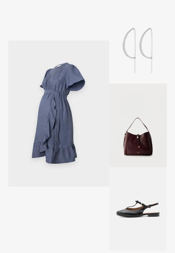Blaues Wickelkleid aus strukturiertem Stoff mit kurzen Rüschensäumen, einem taillierten Bund und einem ausgestellten Saum mit Rüschendetail.; Schwarzer flacher Lederslingback-Schuh mit T-Riemen und goldener Schnalle auf neutralem Hintergrund.; Dunkelbraune Leder-Schultertasche mit geflochtenem Quaste, goldenen Details und Anna Field-Logo vorne vor einem schlichten hellen Hintergrund.; Silberne Ohrringe aus Metall mit einem minimalistischen geschwungenen Design, das verlängerte, offene Tropfenformen mit einer matten Oberfläche aufweist.