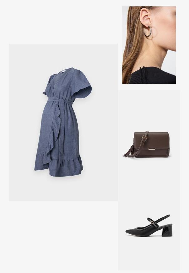 Sinine kätikudress, mis on valmistatud tekstuurilisest kangast, lühikeste volangkäistega, vöökoht ja flared hem, millel on volangdetail.; Mustad läikivad nahast slingback-kõrged kontsad, millel on terav nina, ümar lõikekujundus ja blokknina. Omab kuldset nupu aktsenti.; Pruun faux nahast ülekande kott, millel on klapp sulgemine, kuldse tooni riistvara ja küljetasku detailid. Reguleeritav rihm mitmekesiste kandmisvõimaluste jaoks.; Hõbedane rõngas kõrvarõngas poleeritud viimistlusega, millel on väikesed kuldsed aktsendid ja ümmargune kuju, kantud lobus.