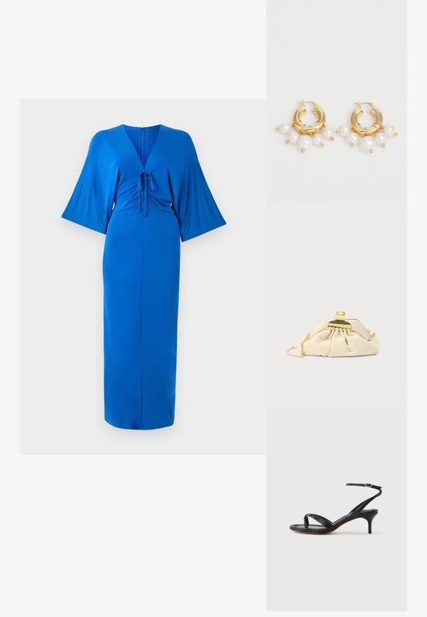 Langes blaues Kleid aus glattem Stoff, mit V-Ausschnitt, schwingenden Ärmeln und einer taillierten Taille mit einem Bindeband. Reißverschluss hinten.; Schwarze Ledersandale für Damen mit dünnen Riemchen, einer Zehenlasche, einer Knöchelschnalle und einem mittelhohen Stöckelabsatz vor neutralem Hintergrund.; Cremefarbene Clutch aus weichem Material mit einem goldfarbenen Verschluss und einer Kettenriemen, mit gerafftem Design am Körper.; Goldene Creolen mit drei hängenden weißen Perlen, gesichert mit Drahtakzenten. Glatte metallische Oberfläche mit einem polierten Look.