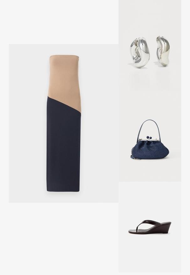 Vestido ajustado sin tirantes con parte superior beige y parte inferior azul marino oscuro, que presenta un detalle de costura diagonal, confeccionado en una tela suave y elástica.; Sandalia de cuña de charol marrón con tira entre los dedos y punta abierta, mostrada de perfil sobre un fondo liso.; Bolso de tela tejida azul marino con cierre redondo, asa corta y detalle de cadena plateada sobre un fondo claro y liso.; Pendientes escultóricos de plata con formas suaves y curvas y superficies reflectantes. Presentan un diseño de aro cerrado y una forma orgánica distintiva.