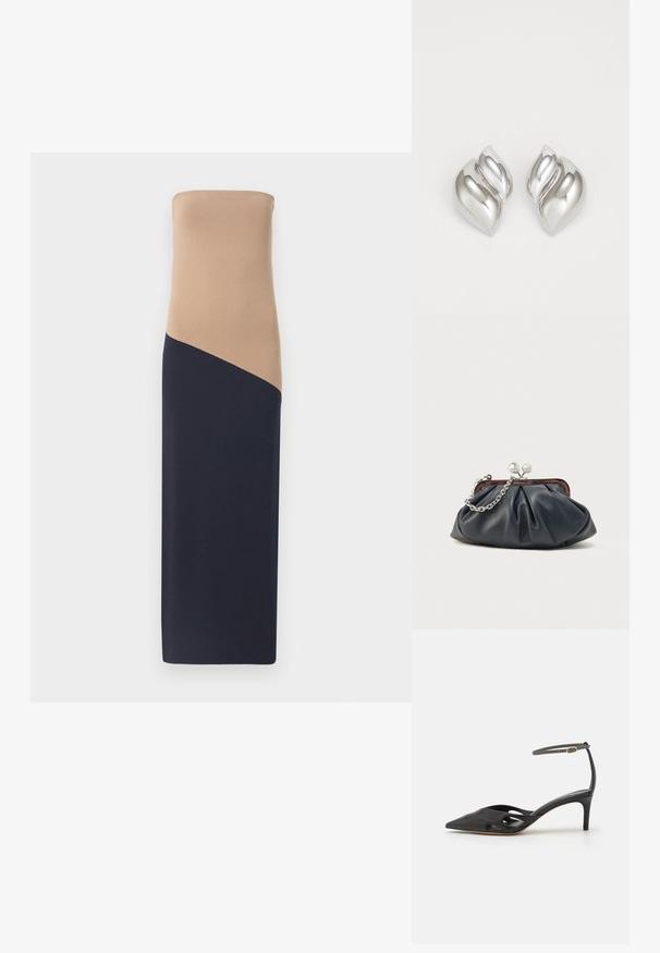 Strapless, tætsiddende kjole med en beige top og en mørkeblå bund, der har en diagonal sømdetalje, lavet af et glat, strækbart stof.; Sort læder højhælet sko med spids tå, åbne sider og en tynd ankelrem med en lille guld detalje.; Marineblå læderclutch med opsamlet design, sølvkæde og lukning med knips. Glat tekstur med en diskret glans.; Sølvøreringe med en organisk, abstrakt form. Glat, skinnende overflade med et tilspidset design. Har subtile kurver og en centrallinje detalje.