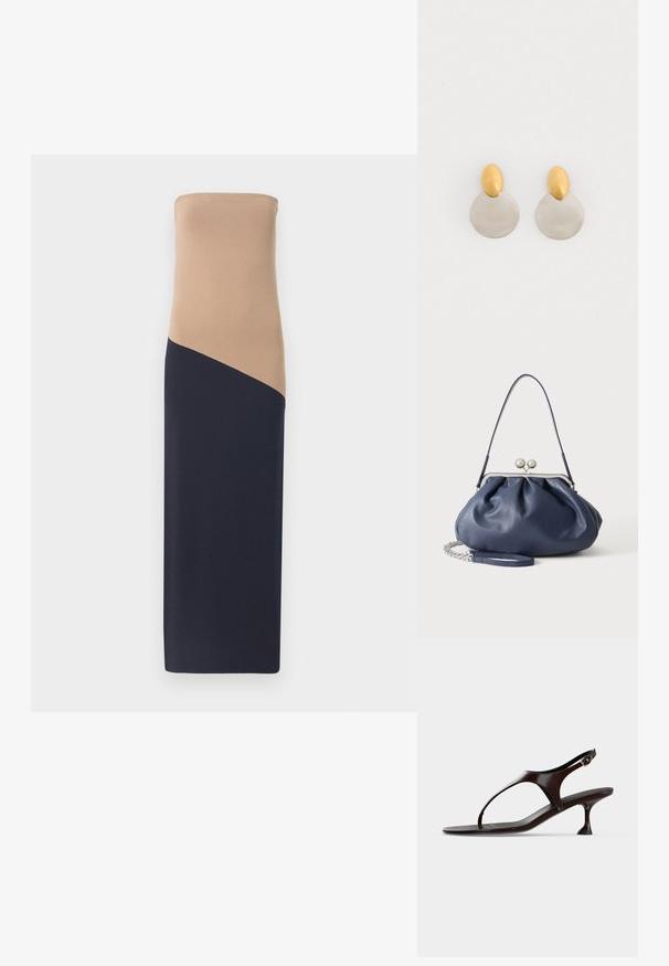 Strapless, aansluitende jurk met een beige top en een donker marineblauwe onderkant, met een diagonale naaddetail, gemaakt van een gladde, elastische stof.; Donkerbruine lakleren slingbacksandaal met kittenheel en teenbandje op witte achtergrond.; Zachte navyblauwe leren handtas met zilveren sluiting, enkele schouderband en afneembare ketting polsband op witte achtergrond.; Gouden en zilveren metalen oorbellen met een ronde schijfbasis en een ovale bovenstuk, gladde textuur en gepolijste afwerking.