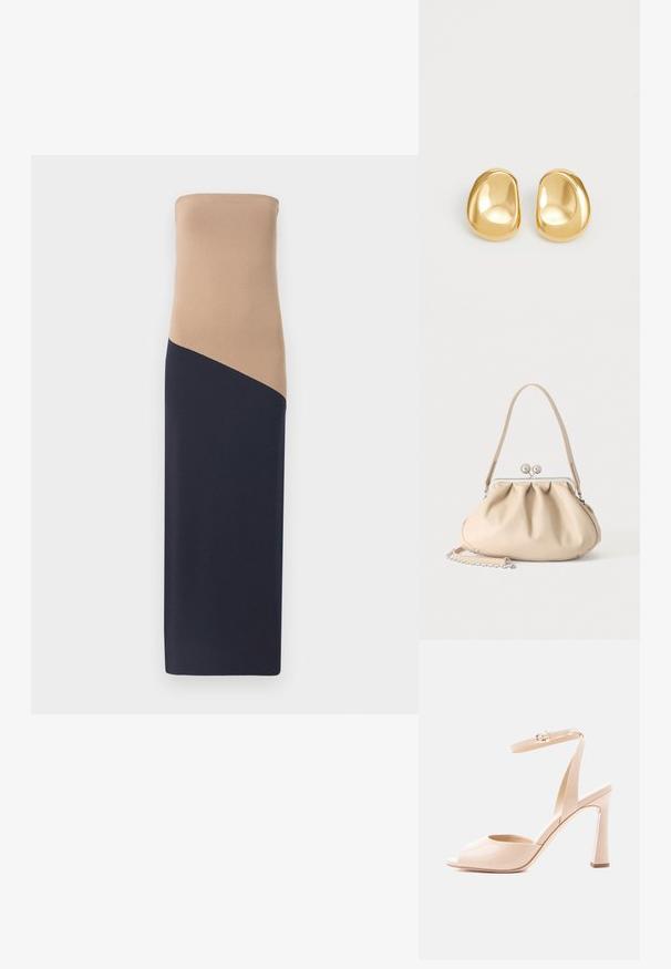 Strapless, tætsiddende kjole med en beige top og en mørkeblå bund, der har en diagonal sømdetalje, lavet af et glat, strækbart stof.; Beige laklædersandal med høj hæl, åben tå, smalt ankelsnøre, guldlås og buet blokhæl på hvid baggrund.; Beige blød læderhåndtaske med en sølv metalramme-lukning, enkelt skulderstrop og en valgfri kæderem på en hvid baggrund.; Guldfarvede stud øreringe med en glat, rund form og en reflekterende overflade, der fremhæver et minimalistisk design uden synlige mønstre.