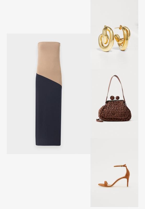 Strapless, tætsiddende kjole med en beige top og en mørkeblå bund, der har en diagonal sømdetalje, lavet af et glat, strækbart stof.; Brune ruskinds højhælede sandal med en tynd ankelrem med en guldspænde, åben tå og et stilrent, minimalistisk design.; Brun flettet læderhåndtaske med en enkelt strop og to store runde trælukninger på toppen.; Charlotte Chesnais BO INITIAL BLOW - Øreringe - gold-coloured