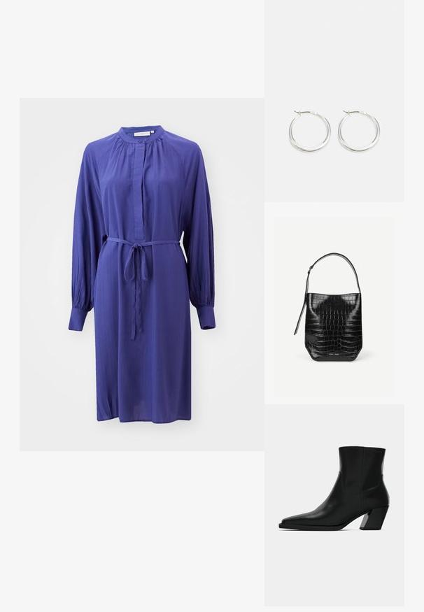 Lila, langärmliges Kleid aus leichtem Stoff, mit einem knopfverzierten, hohen Kragen und einer Taillenschnürung für eine verstellbare Passform. Strukturierte Oberfläche.; Schwarze Leder-Stiefelette mit spitzem Zeh, schlanker Silhouette und klobigem quadratischem Absatz. Glatte Textur mit minimalen Nähdetails.; Schwarze Beuteltasche aus krokodilhautgeprägtem Leder mit einem einzelnen Schulterriemen und kleinem silbernen Markenlogo vorne unten in der Mitte.; Silberne Creolen zeichnen sich durch ein glattes, rundes Design mit einem schlanken Profil und einem sicheren Verschluss aus. Minimalistischer Stil mit glänzender Oberfläche.