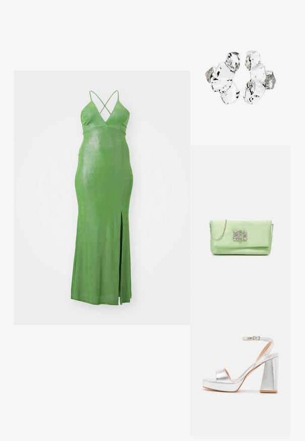 Groene, aansluitende maxi-jurk met een diepe V-hals en kruislings gekruiste bandjes. Heeft een zijsplit en een gladde, glanzende stoftextuur.; Zilveren platform sandalen met een brede teenband, enkelband met gesp en een chunky hak. Gladde metallic afwerking en plat zoolontwerp.; Mascara Clutch - apple; Cluster van zes onregelmatig gevormde, doorschijnende en reflecterende glasachtige stukken die zijn gerangschikt op een witte achtergrond.