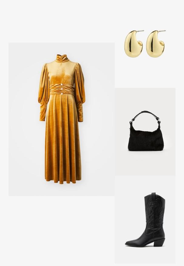 Senfgelbes Samtkleid mit hohem Kragen, puffigen langen Ärmeln und gerafftem Taillenbereich, der mit drei dekorativen Knöpfen verziert ist. Bodenschwingendes Design.; Schwarze Leder-Cowboy-Stiefel mit spitzem Zeh, geprägten, wirbelnden Mustern und einem mittelhohen Absatz. Mit einem Zuglasche für einfaches An- und Ausziehen.; Schwarze Kunstfell-Handtasche mit weicher Textur, runder Form und einem stabilen schwarzen Leder-Schulterriemen. Sichtbare silberne Hardware-Akzente.; Goldfarbene Steckerohrringe mit einer glatten, glänzenden Oberfläche, die eine abstrahierte, tropfenförmige Form aufweisen. Einfache Metallstiftbefestigung.